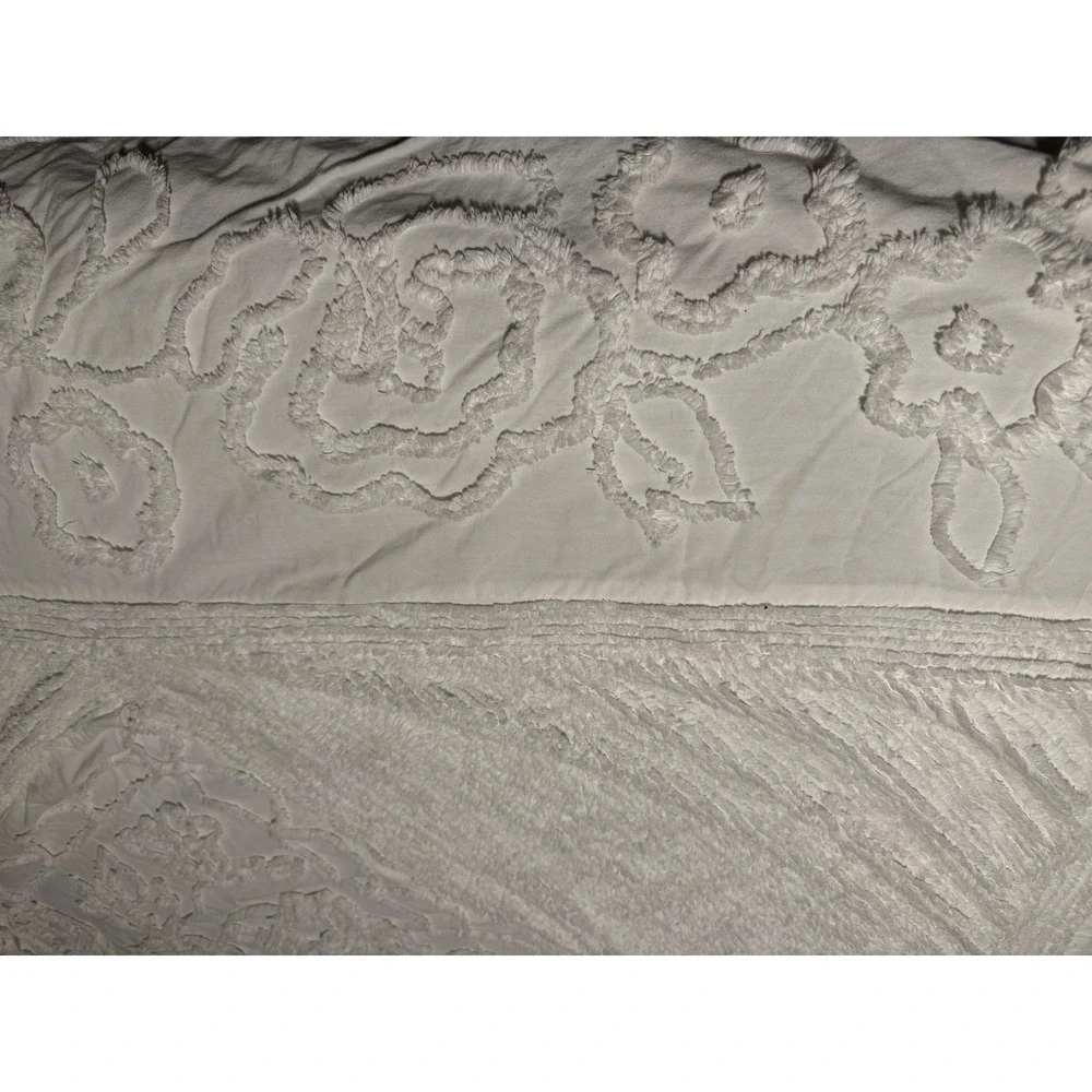 Vintage Lined White Tufted Chenille Bedspread; Twin or Twin XL; 64